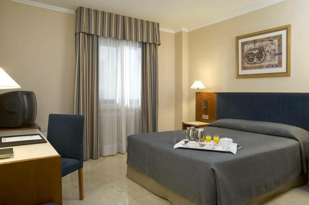 Nh Cordoba Califa Hotel Room photo